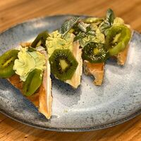 Вафля с фисташковым кремом и киви в Френдс