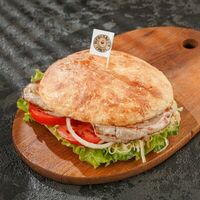 Бургер со cвинoй шейкой в YGOSLAVIA GRILL