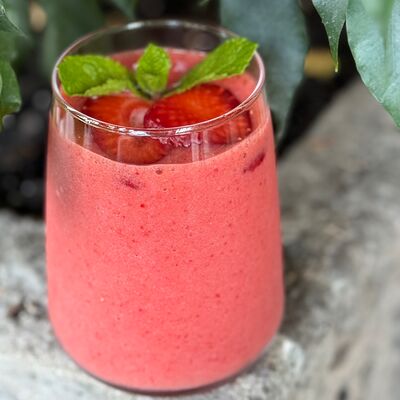 Смузи клубника-банан в Pellegrino по цене 445 ₽