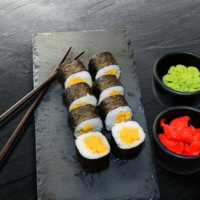 Мини-ролл с омлетом в Суши и хинкали по цене 300 ₽