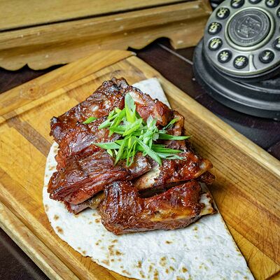 Копченые ребрышки BBQ в Gustav & Gustav по цене 1089 ₽