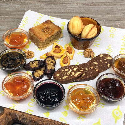 Ассорти к чаю в Грузинское кафе Ван Гоги по цене 520 ₽