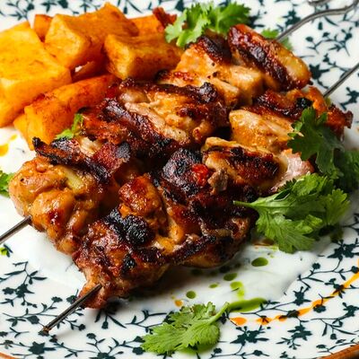 Шашлычок из свиной шеи с картофелем конфи в SAGA по цене 550 ₽