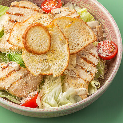 Цезарь с курицей в Сушилка по цене 595 ₽