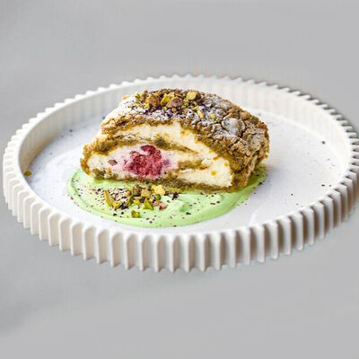 Фисташковый меренговый рулет с малиной в Море на Патриках по цене 590