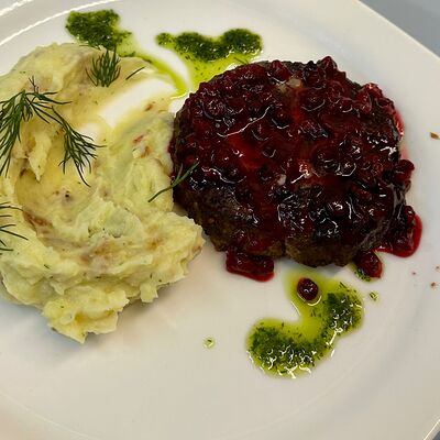 Бифштекс из оленя с картофельным пюре в Геология по цене 750 ₽