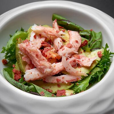 С крабом, авокадо и томатами в 4-х текстурах в Великий Goodwine по цене 890 ₽