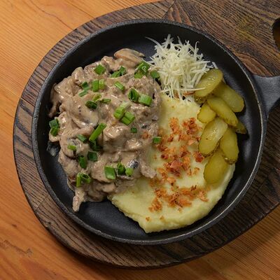 Бефстроганов с картофельным пюре в Джорджина по цене 560 ₽