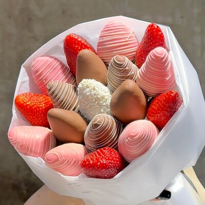 Белая Нежность букет из клубники в розовом, белом и молочном шоколадев Клубника в шоколаде Simple Berry по цене 5990 ₽