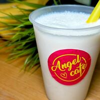 Банановый молочный коктейль в Angel Cafe