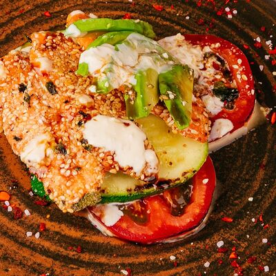 Лосось с цукини, авокадо и томатами в Zames 1 по цене 950 ₽