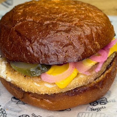 Чикен бургер в Colorcoffee по цене 620 ₽