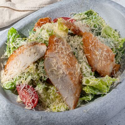 Цезарь с курицей в Егерь по цене 890 ₽