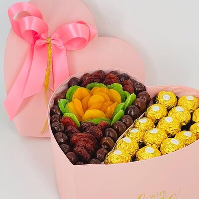 Сухофрукты с Ферреро в коробке сердцев Дарите красиво по цене 7399 ₽