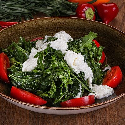 Рукола со страчателлой и помидорами в Луна по цене 660 ₽