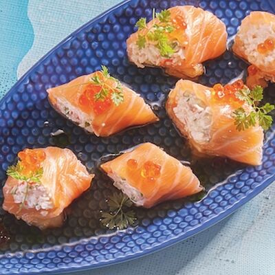Рулетики из семги с крабом, красной икрой и соусом понзу в Черетто море по цене 1570 ₽