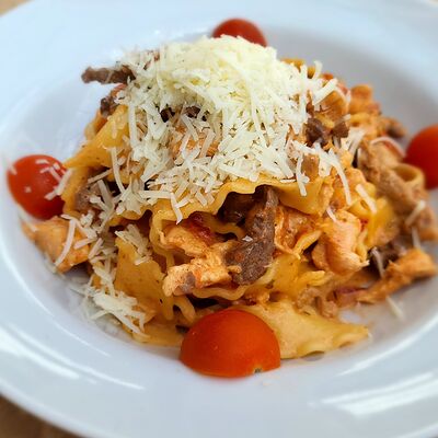 Паста Феттуччине с мясным ассорти в Pasta mania по цене 479 ₽