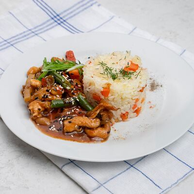 Курица по-бразильски с рисом и овощами в Бублик по цене 599 ₽