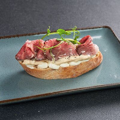 Брускетта с ростбифом Вителло в Lafa Lounge по цене 620 ₽