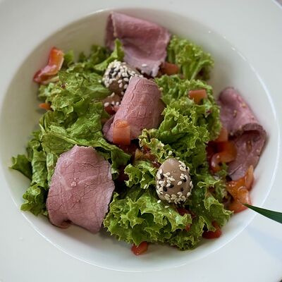 С ростбифом и соусом из вяленых томатов в Моне по цене 650 ₽