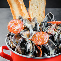 Мидии с бурбоном, кленовым сиропом, чоризо и сливками в Mollusca