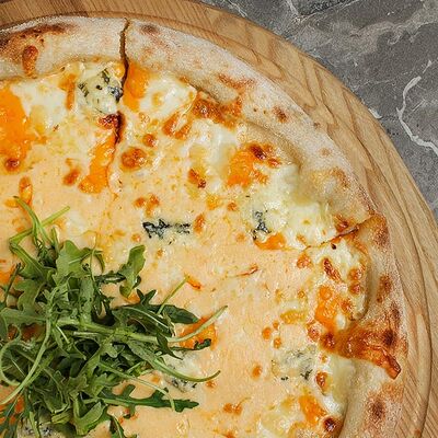 Пицца Сырная в FRIENDLOUNGE по цене 750 ₽