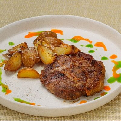 Стейк из свинины с беби-картофелем и пармезаном в Паста Фэмили по цене 1020 ₽