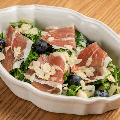 Салат с прошутто и горгонзолой в Olio по цене 790 ₽