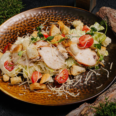 Салат с курицей и гренками в Реконструкция по цене 450 ₽