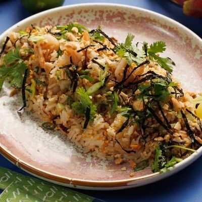 Жареный рис с креветкой и копченой грудинкой в Yay Thai по цене 1140 ₽