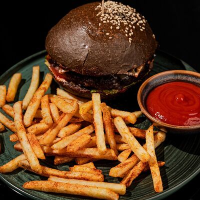 Бургер фирменный с брусничным соусом в Moslounge & Bar по цене 650 ₽