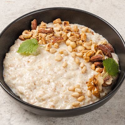 Овсяная каша с орехами в Ресторан Европа по цене 330 ₽