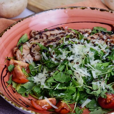 Салат Руккола с куриной грудкой в Самое популярное кафе по цене 320