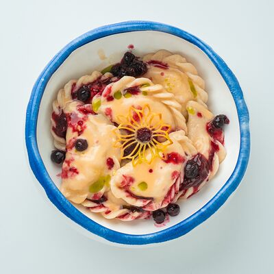 Вареники с творогом и ягодным соусом в Неспешник по цене 675 ₽