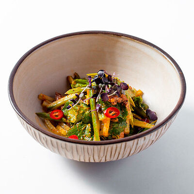 Узбекский салат из нежной телятины с овощами в Чайхона №1 Васильчуки по цене 550 ₽