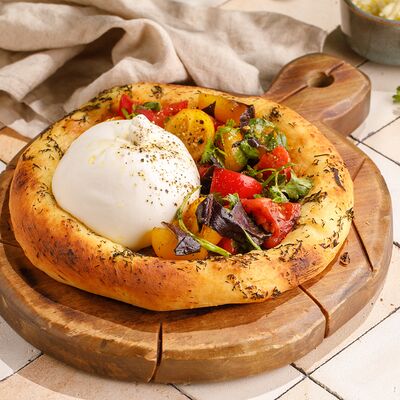 Пряная лепешка с бурратой и томатами в ЛарисуВаннуХочу по цене 990