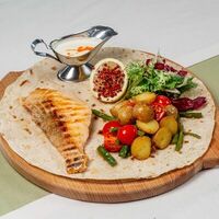 Лосось на гриле со спаржей и молодым картофелем в Ривьера