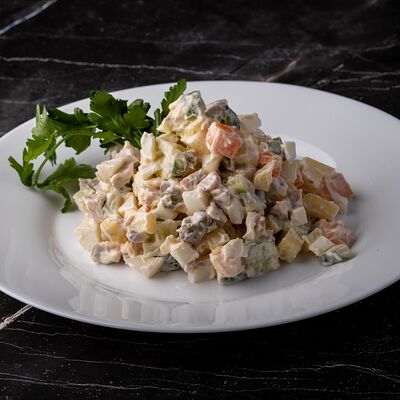 Оливье с курицей в Оливье по цене 450 ₽