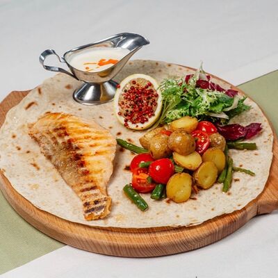 Лосось на гриле со спаржей и молодым картофелем в Ривьера по цене 1970 ₽