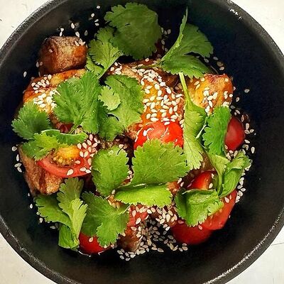 Салат из хрустящих баклажанов с томатами в Вкусная усадьба по цене 295 ₽