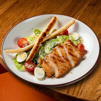 Цезарь с куриной грудкой в iL Патио