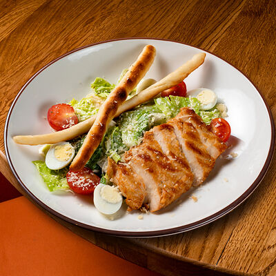 Цезарь с куриной грудкой в IL Патио по цене 699 ₽