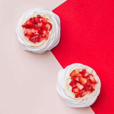 Павлова с клубникой и малиновым соусом в Кондитерская пекарня Варвара и Jerome по цене 298 ₽