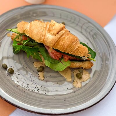 Круассан с лососем в Wow Tortik по цене 530 ₽