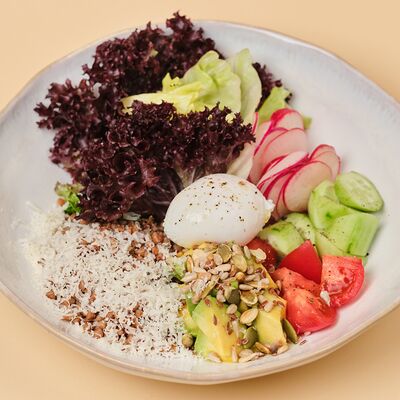 Салат с авокадо, яйцом пашот, гречкой с пармезаном, свежими овощами в Kalabasa по цене 1213 ₽