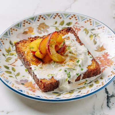 Бриошь с персиками и страчателлой в Завтрачная по цене 420 ₽