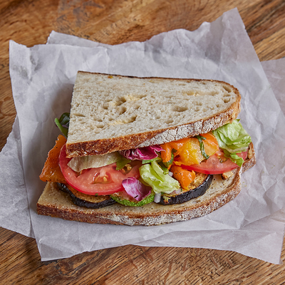 Сэндвич с хумусом, халуми и овощами в Хлеб Насущный по цене 475 ₽