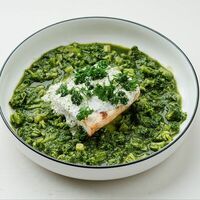 Стейк из индейки с зеленым гарниромв Noisy Bar & Kitchen
