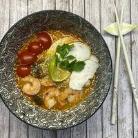 Суп Том ям с тигровой креветкой и курицей в Sushi Favorite