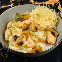 Паста с цыпленком и грибами в Level kitchenbar